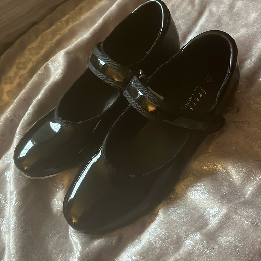 Girls size 13 tap shoes EUC